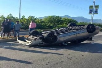 Vuelco en la avenida Luisa Cáceres de Arismendi no deja lesionados