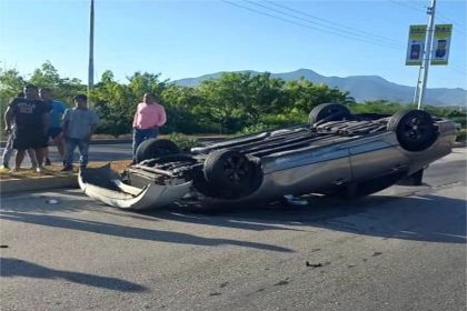 Vuelco en la avenida Luisa Cáceres de Arismendi no deja lesionados