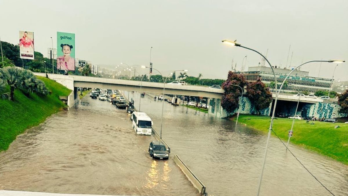 Lluvias sobre Caracas generan caos: retraso vehicular, choques y árboles caídos (VIDEOS)