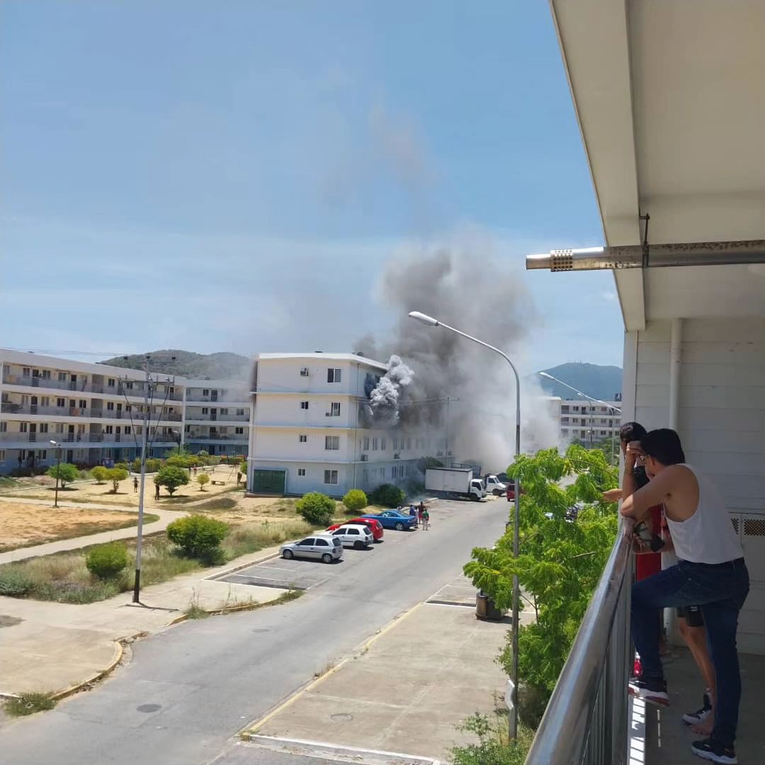 ¡Margarita! Incendio en apartamento de la Torre A11 en La Auyama +Video