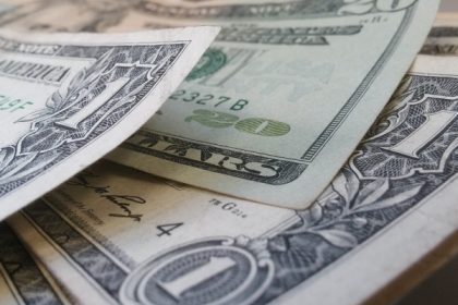 A 32,81 bolívares se mantiene el precio del dólar en Venezuela, según la plataforma de Yummy Dólar.