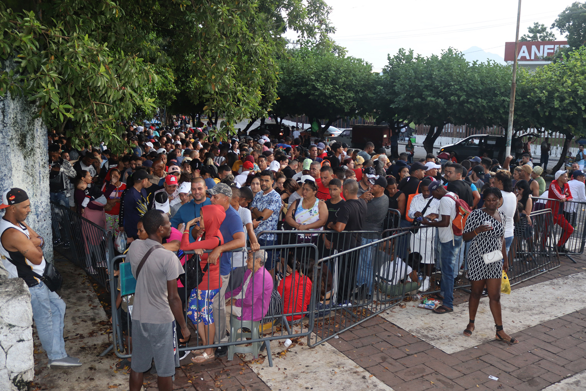 Migrantes llevan a cabo una procesión en el sur de México para solicitar la regulación de su tránsito hacia Estados Unidos.