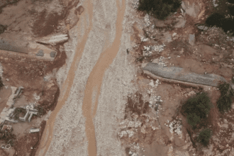 En las redes sociales circulan fotografías y videos de zonas residenciales arrasadas por las lluvias torrenciales. Viviendas, vehículos y comercios quedaron sumergidos bajo el agua.