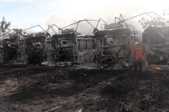 El general Víctor Montero del Cuerpo de Bomberos de Iribarren, envió el apoyo necesario al lugar de los hechos para extinguir las llamas y salvar los vehículos se encuentran en el Terminal de Transbarca ubicado en la Parroquia Guerrera Ana Soto.