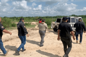 La comisión motorizada cuando lo ubicó en el casco central de La Villa y al darle la voz de arresto, los enfrentó mordiendo a uno de los funcionarios.