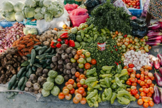 Los alimentos que más subieron fueron la leche, el queso y los huevos, con un alza de 10,93%, seguido de las grasas y aceites, que aumentaron 7,19%, y las frutas y hortalizas, con una subida de 6,48%.