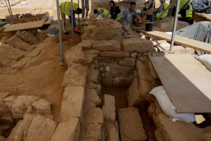 Rene Elter, un arqueólogo francés que dirige la excavación, indicó que los investigadores han estudiado más de 100 tumbas.