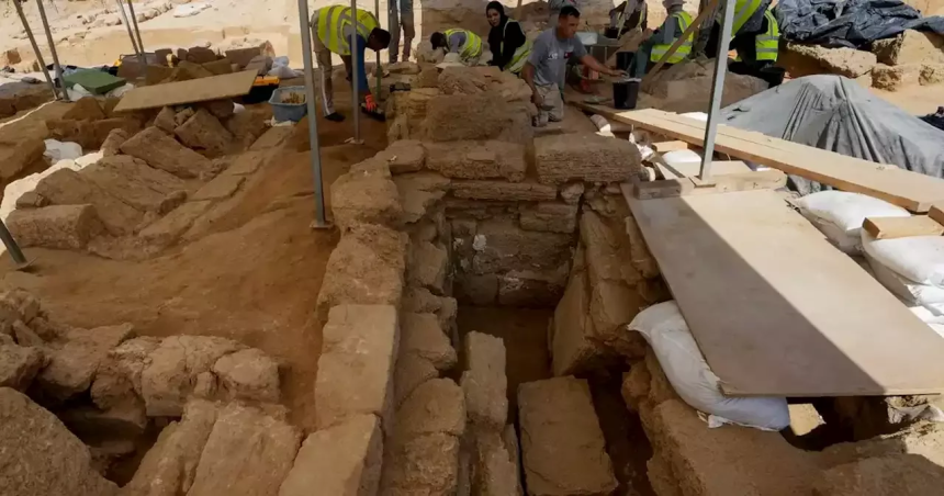 Rene Elter, un arqueólogo francés que dirige la excavación, indicó que los investigadores han estudiado más de 100 tumbas.