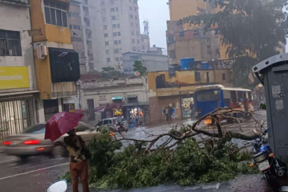 Usuarios de la red social X (antes Twitter), reportan colapso y retrasos en las diferentes vías de Caracas, luego de las fuertes lluvias caídas la tarde de este lunes.