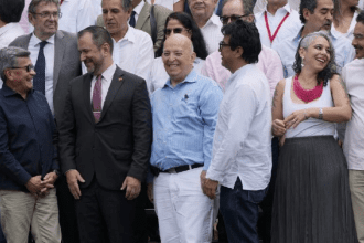 Los delegados del gobierno colombiano y la guerrilla Ejército de Liberación Nacional cerraron el lunes un ciclo de las conversaciones de paz