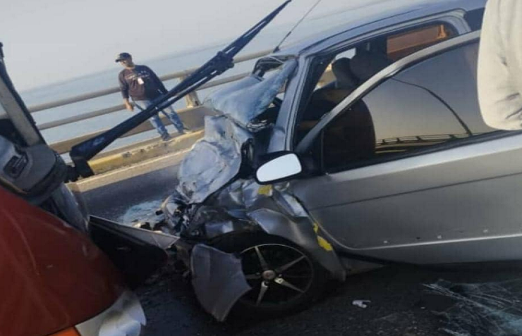 El carro liviano dónde iba el occiso impactó contra un autobús Yutong, aproximadamente a las 6:00 de la tarde de este miércoles 6 de septiembre.