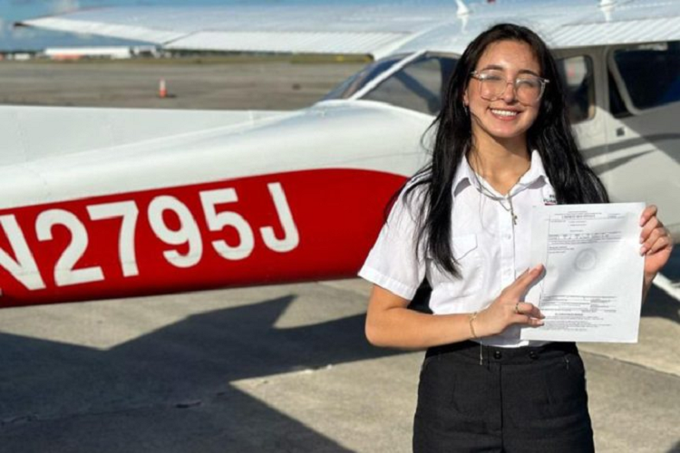 Por otra parte, el 7 de agosto la aerolínea Consorcio Venezolano de Industrias Aeronáuticas y Servicios Aéreos (Conviasa) hizo el primer vuelo internacional con una tripulación completamente femenina.