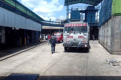 Medios locales indicaron que los trabajadores sufrieron un “accidente laboral” cuando cayeron en la procesadora.