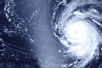 Según el último reporte del NHC, el huracán se encontraba aproximadamente a 700 millas (1.127 kilómetros) al este del norte de las Islas de Sotavento (un grupo de islas de las Antillas Menores).