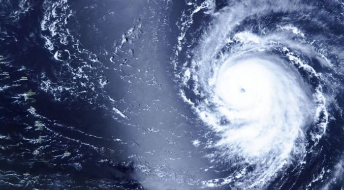 Según el último reporte del NHC, el huracán se encontraba aproximadamente a 700 millas (1.127 kilómetros) al este del norte de las Islas de Sotavento (un grupo de islas de las Antillas Menores).