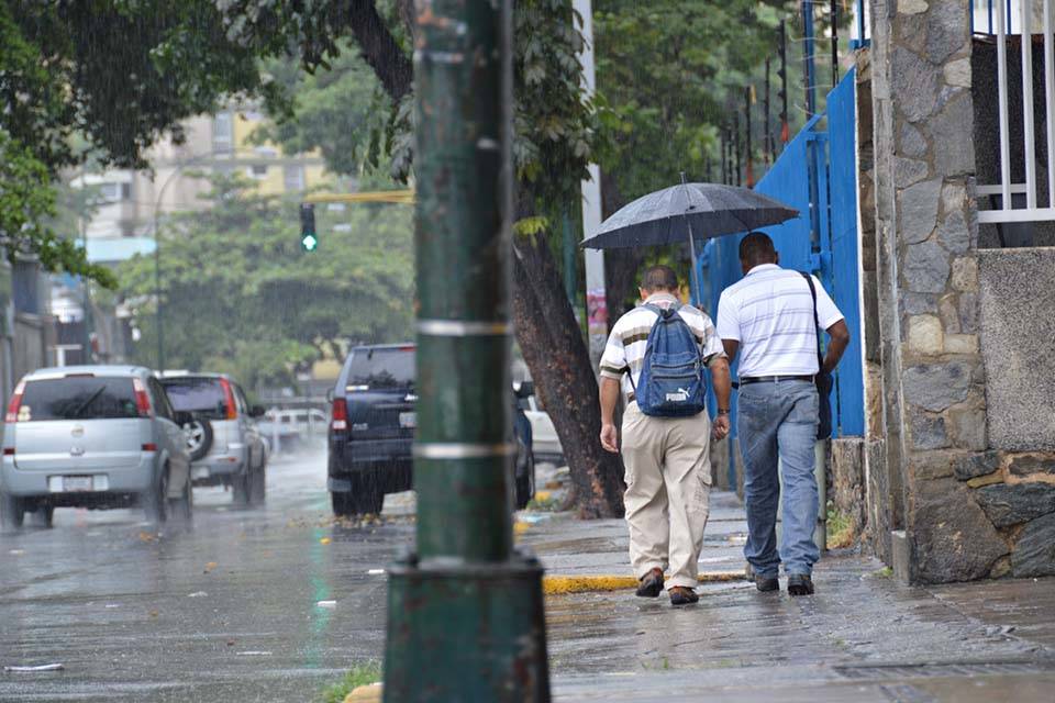 De acuerdo con el instituto, sería por «la inestabilidad atmosférica al noreste de Venezuela, la cual refuerza la actividad de la zona de convergencia intertropical, así como también el fuerte calentamiento diurno».