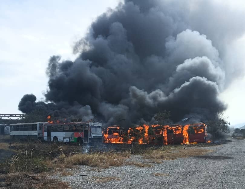 Ardieron Autobuses Fuera de Servicio de Transbarca en Lara