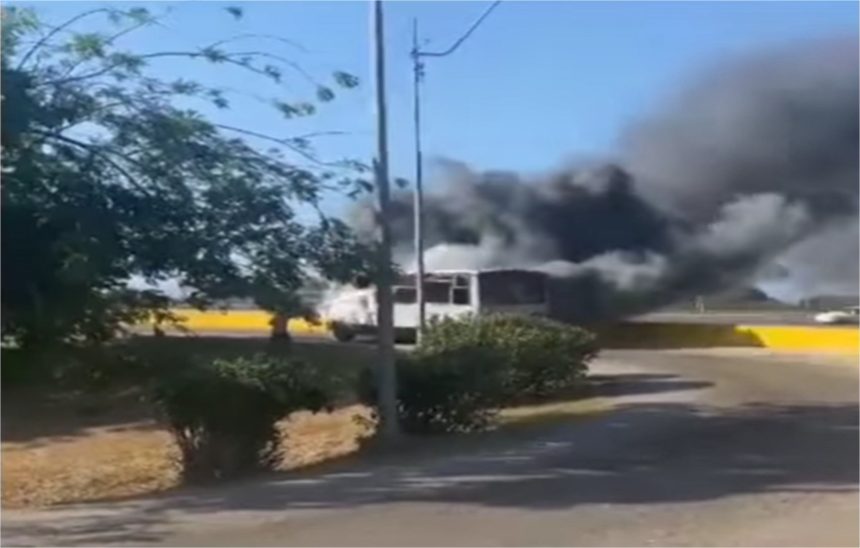 ¡Margarita! Se incendia autobús en la Av. Juan Bautista +VIDEO