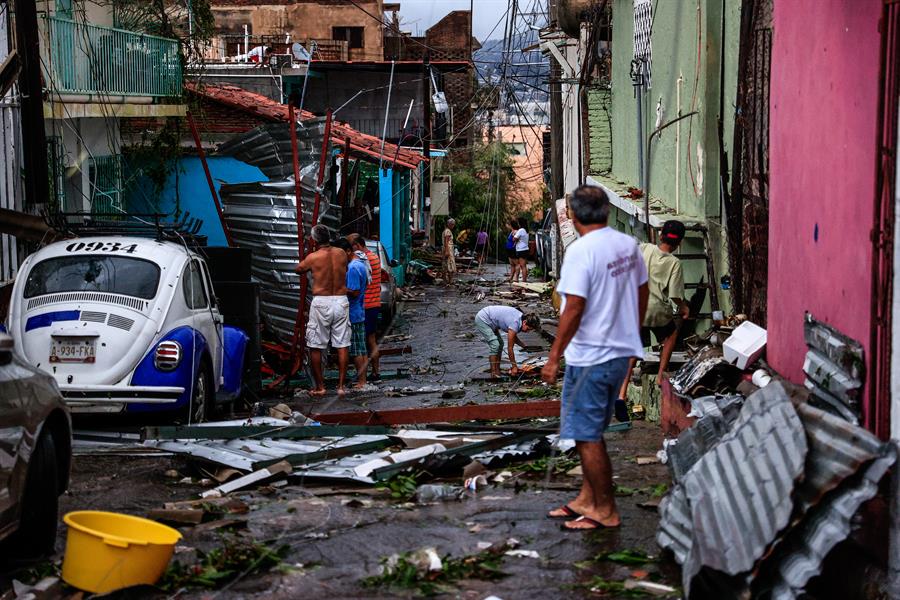 El huracán Otis causa la trágica pérdida de 27 vidas y deja a 4 personas desaparecidas en México