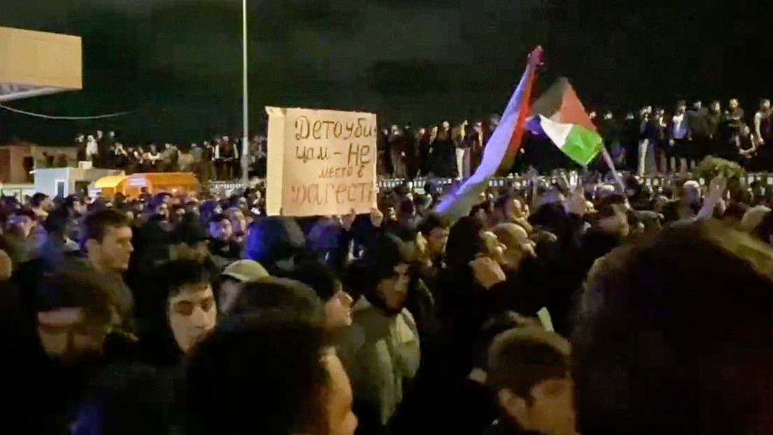 Protesta en el aeropuerto de Majachkalá en Daguestán