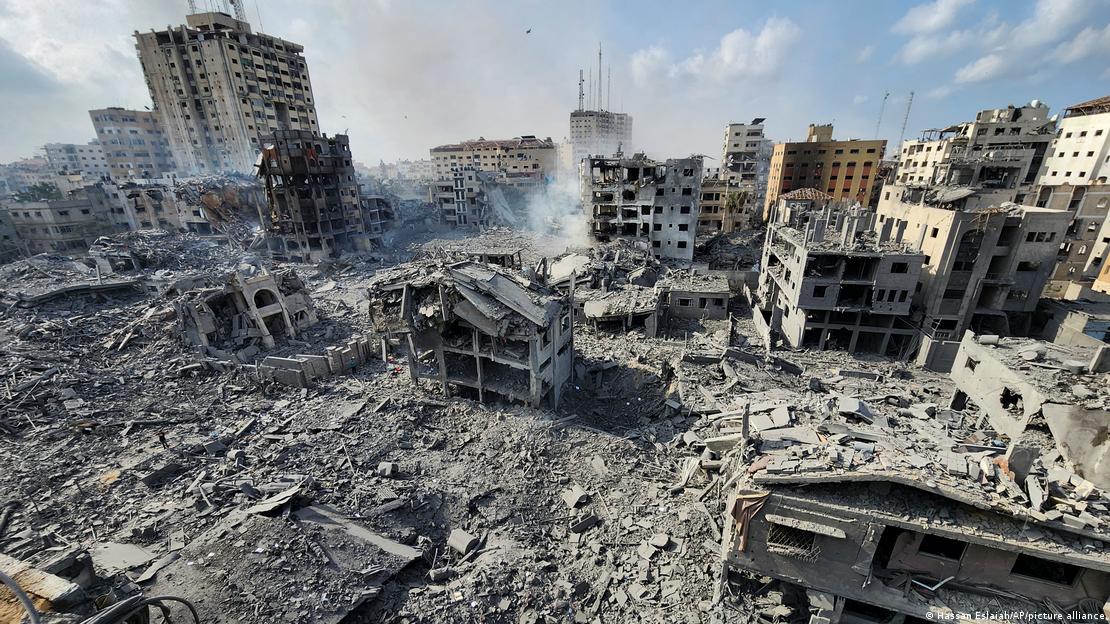 Edificios destruidos por ataques aéreos israelíes en la ciudad de Gaza el martes 10 de octubre de 2023.