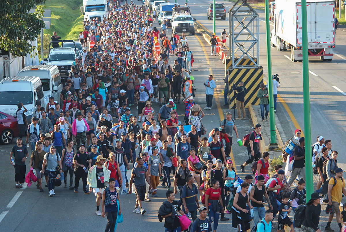 Mil migrantes más se suman a la caravana en marcha desde la frontera sur de México