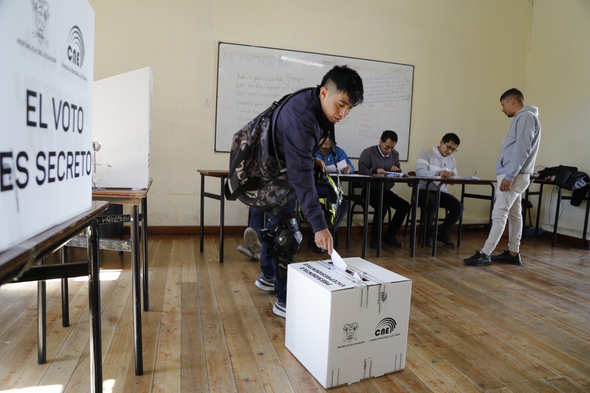 Comienza la elección presidencial en Ecuador con la apertura de los centros de votación entre González y Noboa