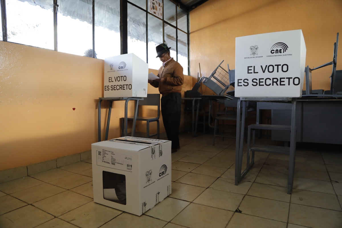 Detenido en Ecuador un miembro de mesa electoral borracho que llenaba papeletas fraudulentamente