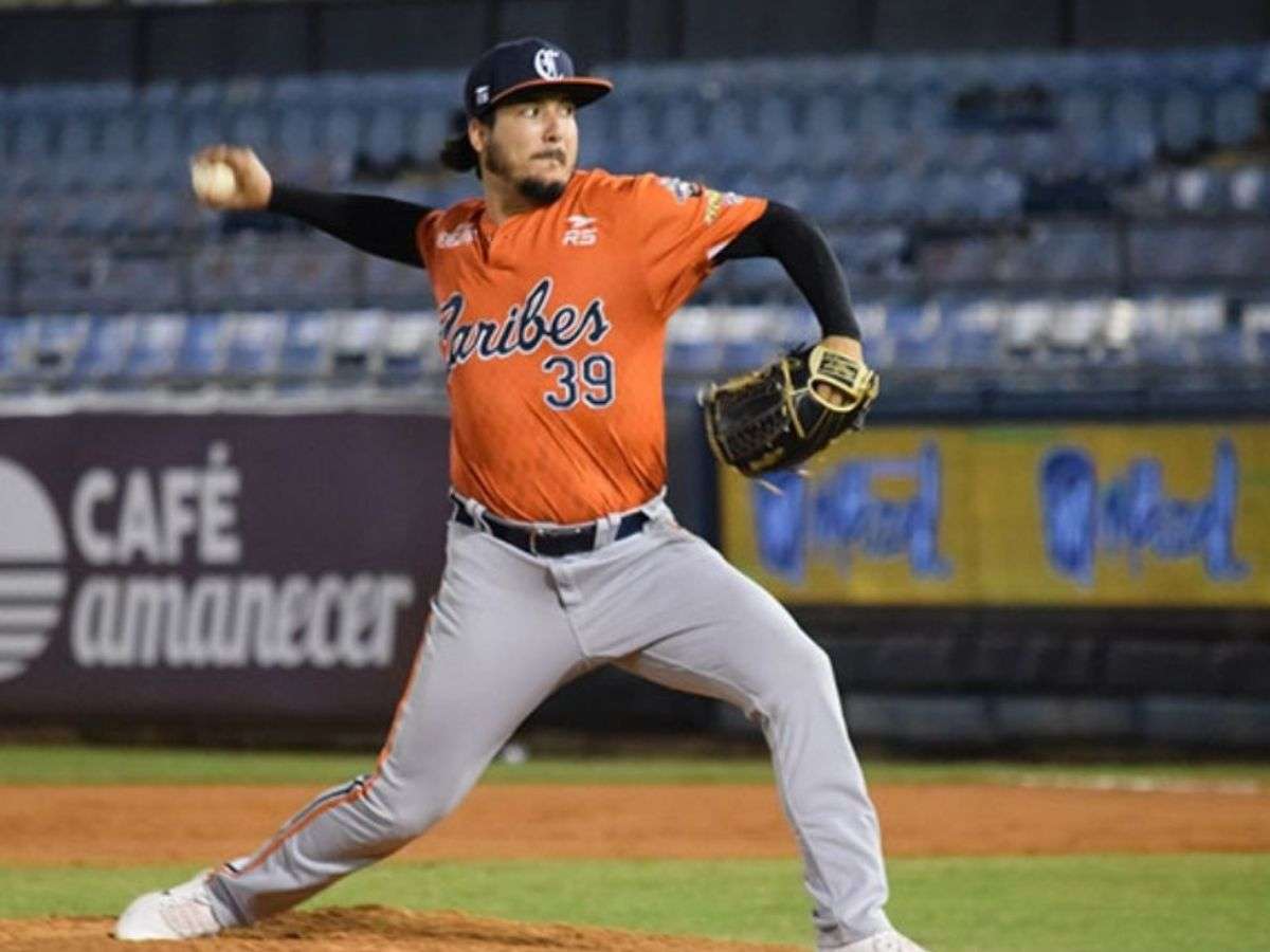 Andrés Sotillet se prepara para unirse al equipo Caribes en su entrenamiento.