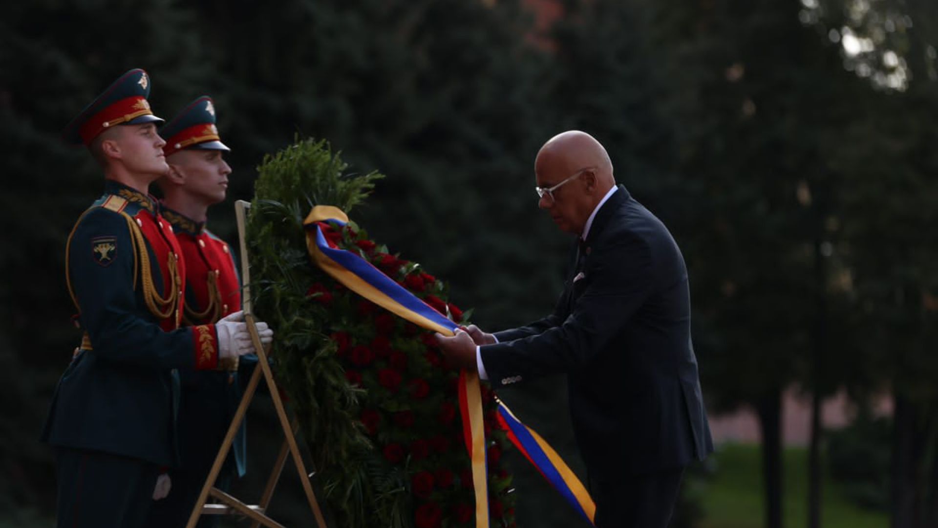 Jorge Rodríguez rinde homenaje a Simón Bolívar en Moscú