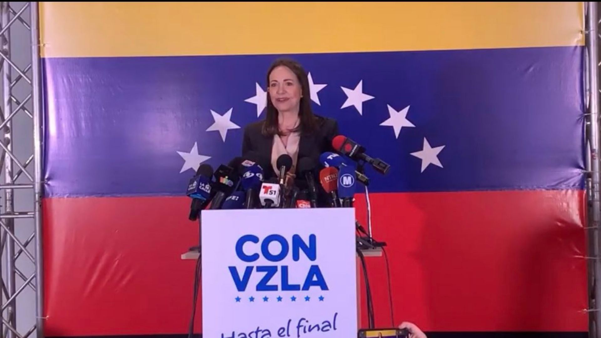 María Corina es rechazada por izar una bandera de 7 estrellas