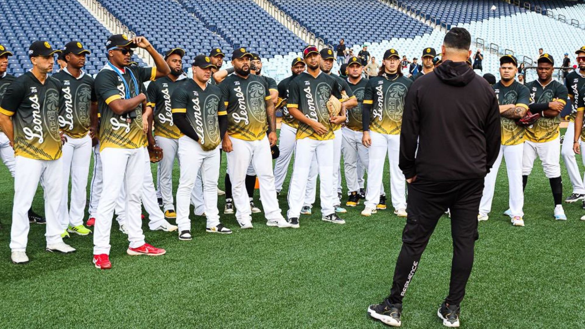 Los Leones del Caracas inician entrenamiento en el Monumental