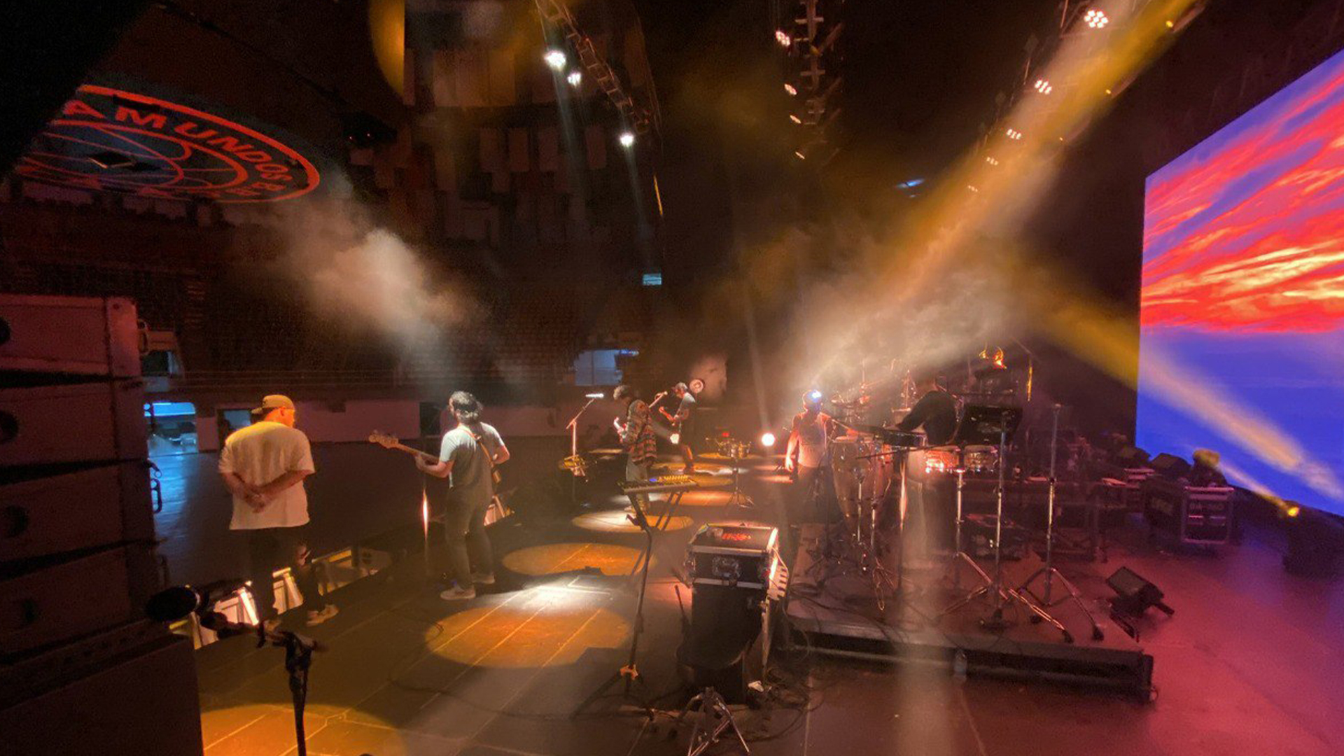 Preparativos completados para el esperado concierto de Rawayana en el prestigioso Forum de Valencia