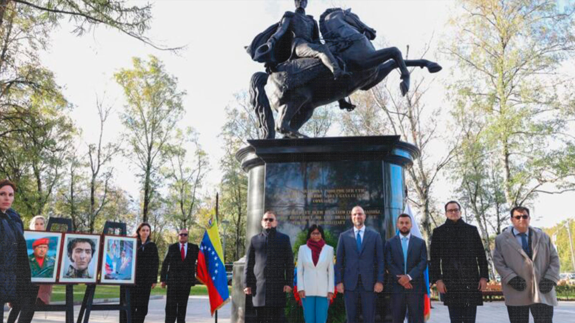 La Vicepresidenta Delcy Rodríguez rinde honores a Bolívar en Rusia, mostrando un profundo respeto hacia el legado del Libertador.