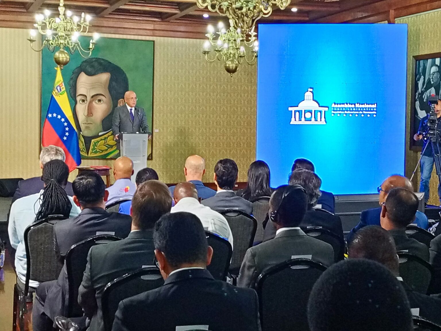 Presentación del presidente de la Asamblea Nacional chavista al cuerpo diplomático con supuestas pruebas de fraude en la primaria: una revisión y mejora.