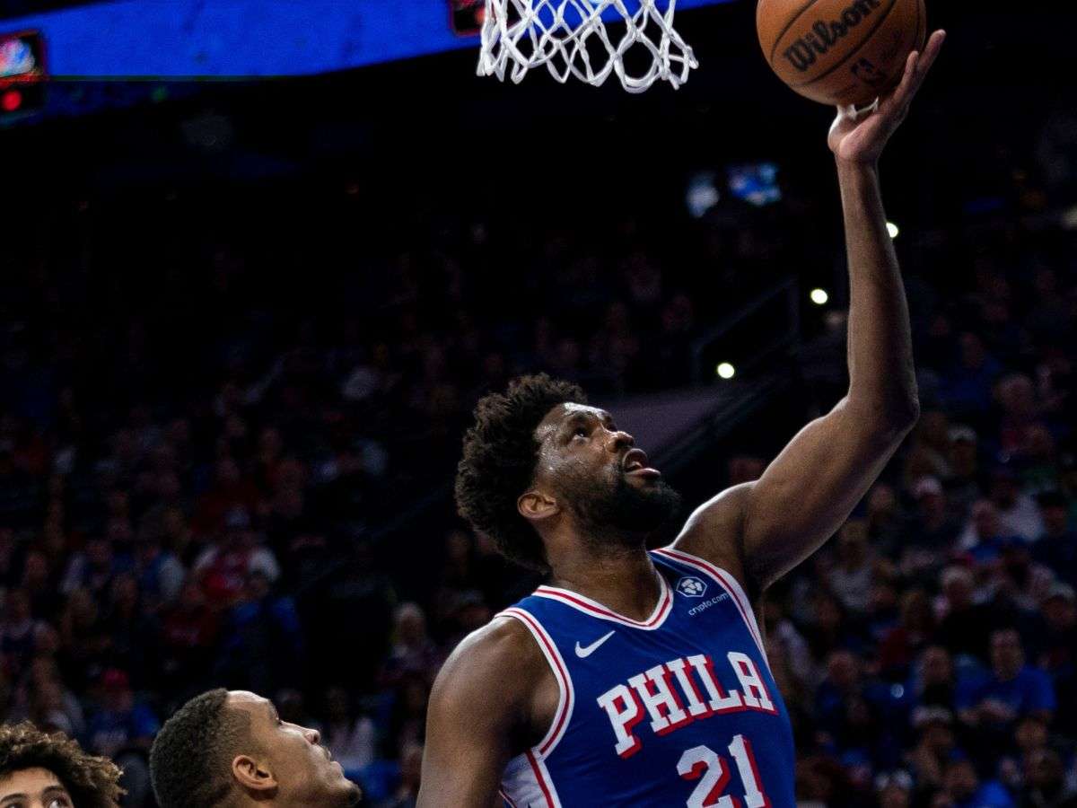 Embiid dominó con autoridad logrando un doble-doble impresionante