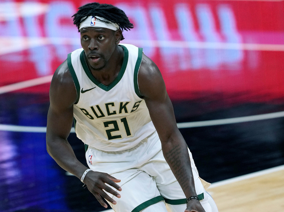 Jrue Holiday continuará vestido de verde, pero en Boston