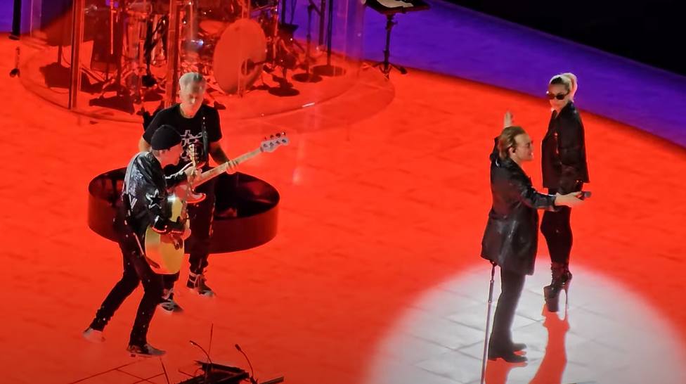 Lady Gaga sorprende al público al unirse al show de U2 en Las Vegas