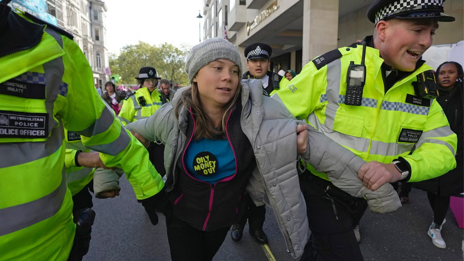 La activista climática Greta Thunberg es arrestada durante una manifestación en la ciudad de Londres