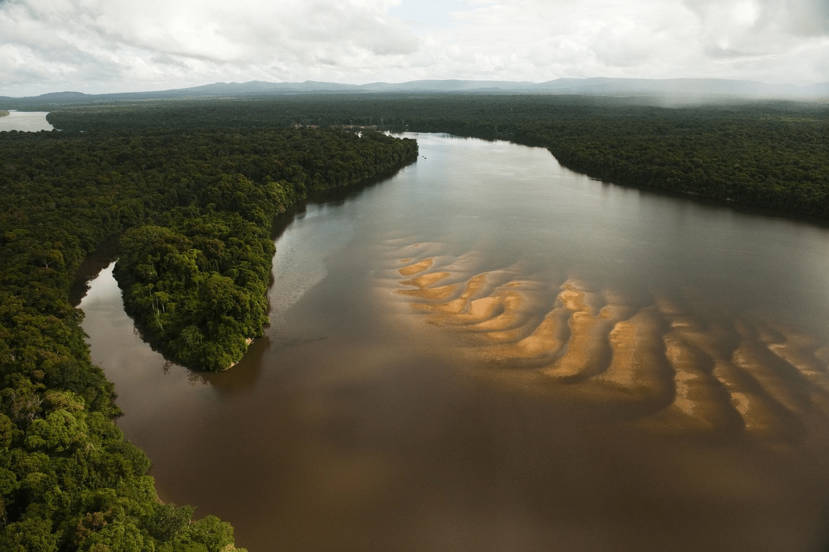 El Ejército venezolano patrulla el río Cuyuní junto al Esequibo