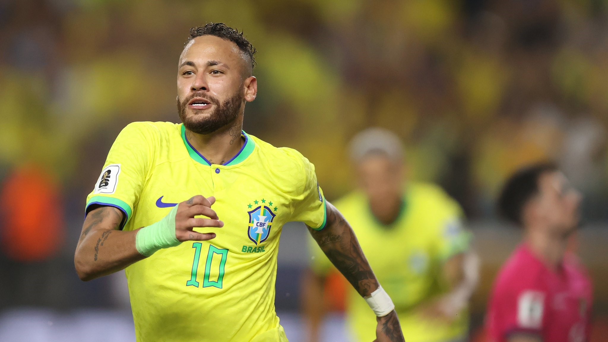 Neymar contempla el desafiante encuentro de Brasil contra Venezuela