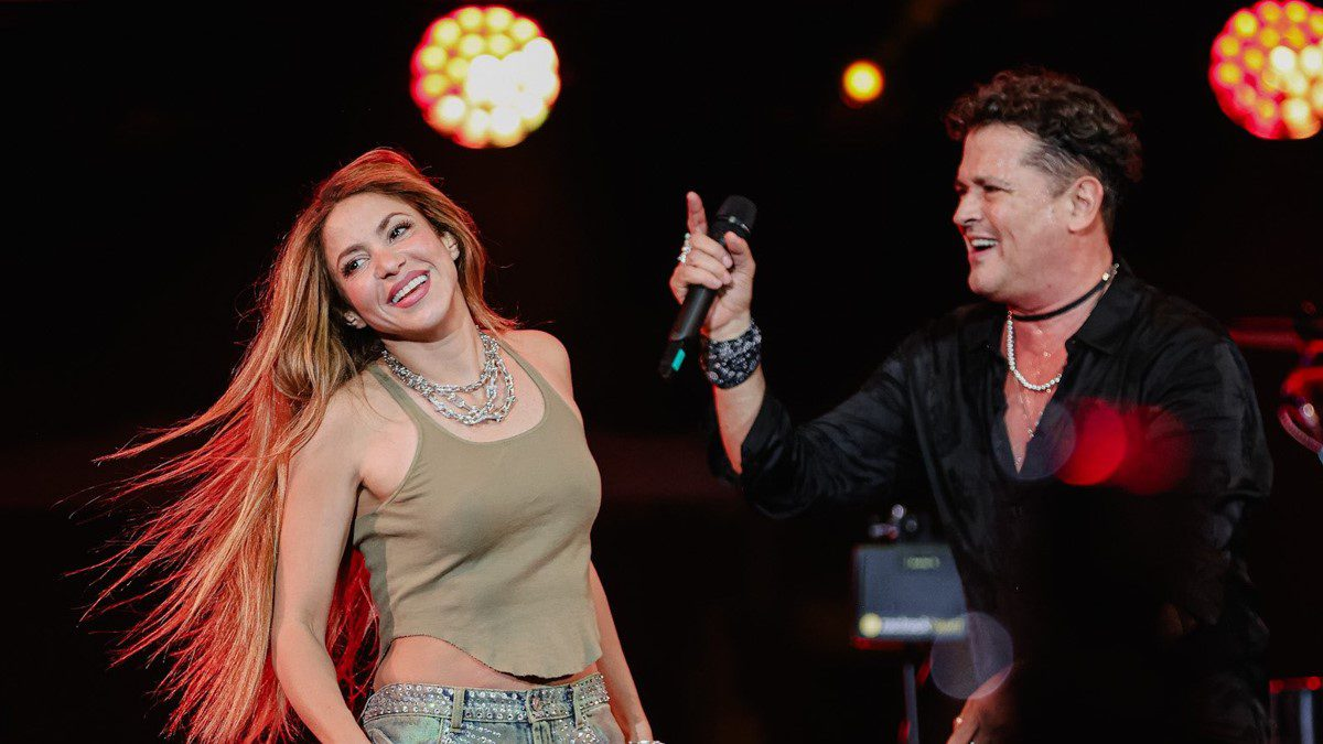 Shakira sorprende a Carlos Vives en un show en vivo en Miami