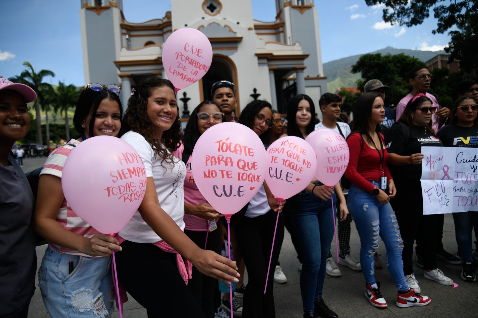 Mujeres venezolanas se unen en una Caminata Rosa en busca de empoderamiento y solidaridad.