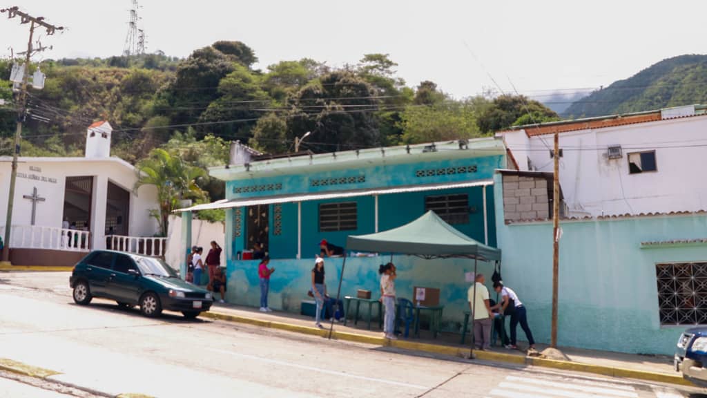 Escasez de votantes en los centros de votación de las primarias en La Guaira