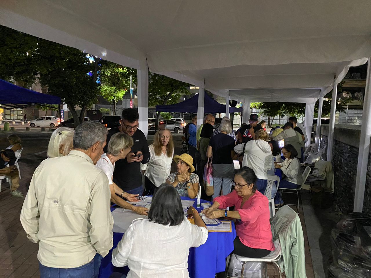 Caraqueños desafiaron la lluvia y votaron en horas de la tarde