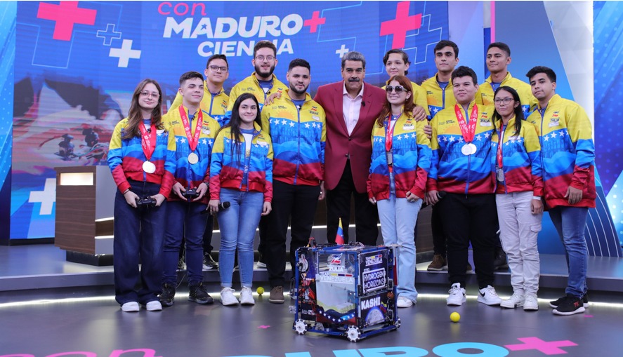 Maduro da la bienvenida a jóvenes campeones mundiales de robótica