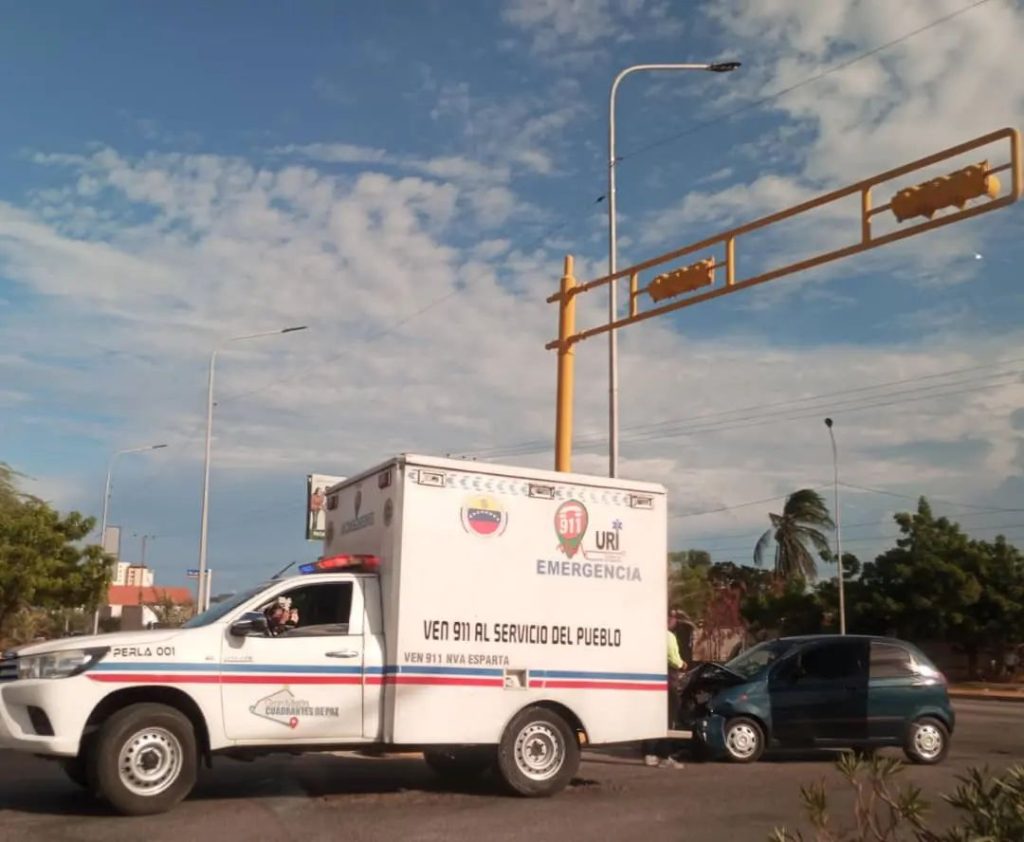 Choque entre dos vehículos en la Av. La Auyama deja heridos, Margarita
