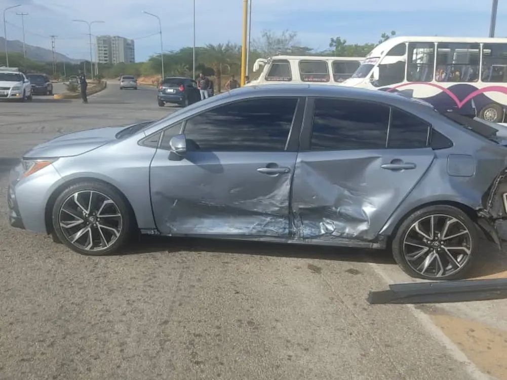 Choque entre dos vehículos en la Av. La Auyama deja heridos, Margarita
