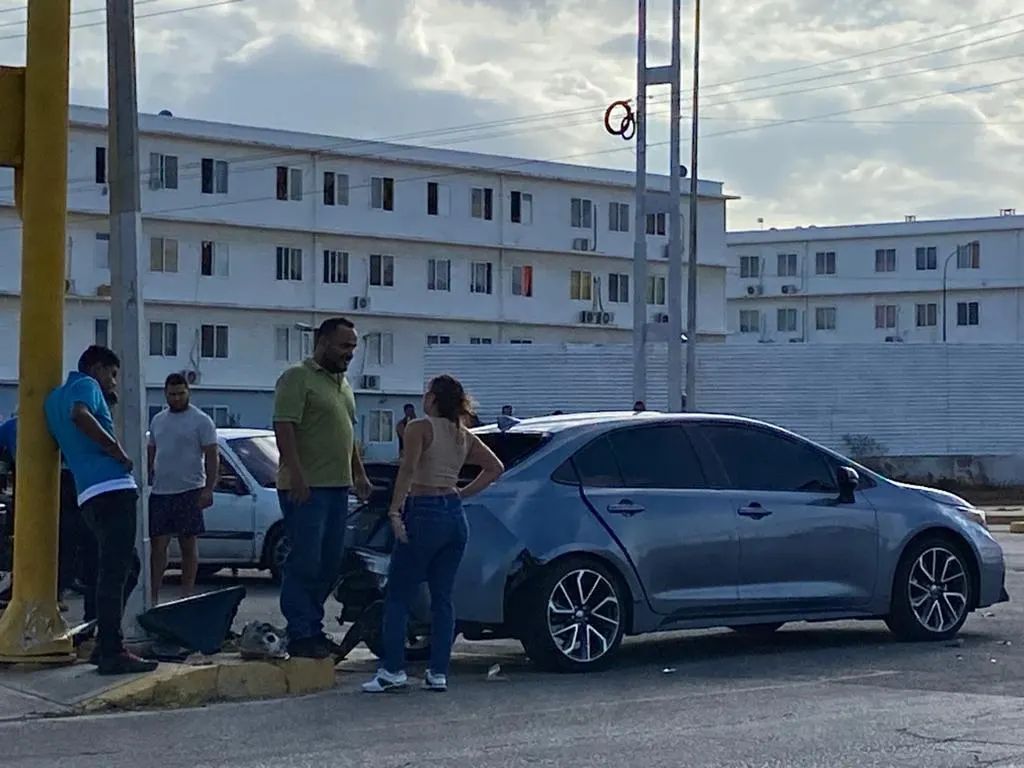 Choque entre dos vehículos en la Av. La Auyama deja heridos, Margarita
