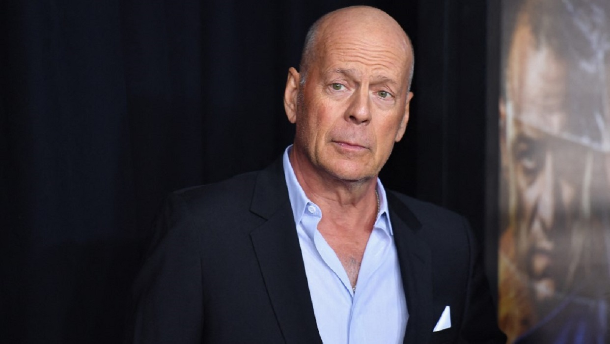 El famoso actor Bruce Willis ha dejado de leer y hablar, según reportes recientes.